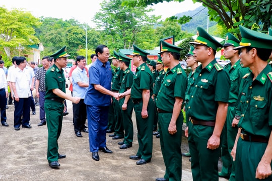 Phó Chủ tịch Quốc hội Trần Quang Phương thăm cán bộ, chiến sĩ Đồn Biên phòng Thông Thụ và hộ nghèo ở Quế Phong 