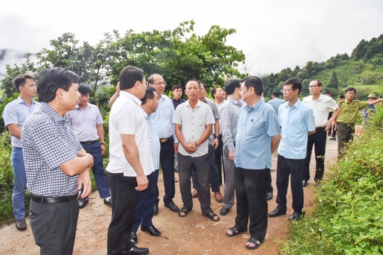 Bộ trưởng Lê Minh Hoan thăm và làm việc tại huyện biên giới Kỳ Sơn