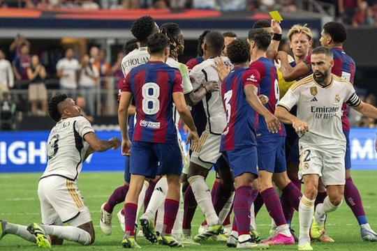 Barca đè bẹp Real; MU chiêu mộ thành công Rasmus Hojlund