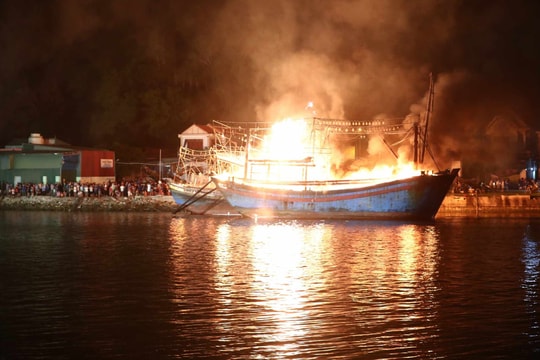Quỳnh Lưu tích cực chỉ đạo điều tra, xác định nguyên nhân vụ cháy 5 tàu cá