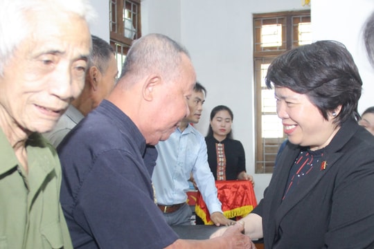 Đoàn giám sát của Quốc hội tặng quà gia đình chính sách và hộ nghèo tại huyện Tương Dương