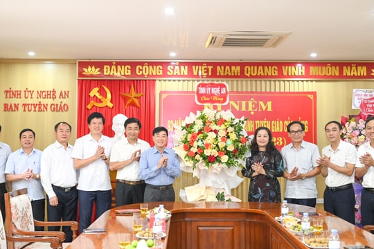 Thường trực Tỉnh ủy chúc mừng Ngày truyền thống ngành Tuyên giáo