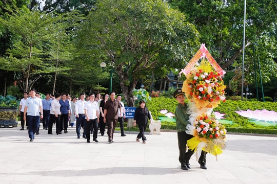 Phó Chủ tịch Quốc hội Trần Quang Phương dâng hoa, dâng hương tại Khu Di tích Kim Liên