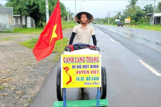 Chuyện về chàng trai Nghệ An đẩy xe hút đinh, vá xe miễn phí xuyên Việt