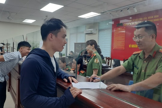 Nhiều người vẫn lúng túng khi làm hộ chiếu online