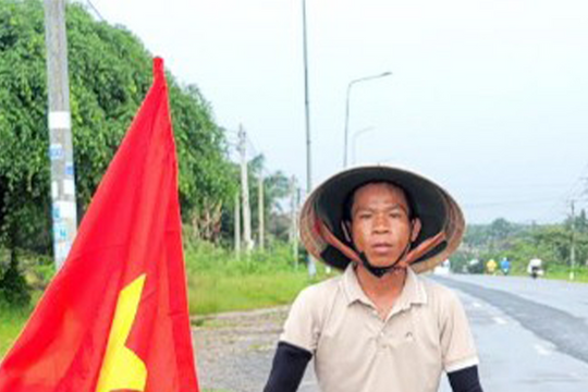 Chàng trai Nghệ An đẩy xe hút đinh, vá xe miễn phí xuyên Việt