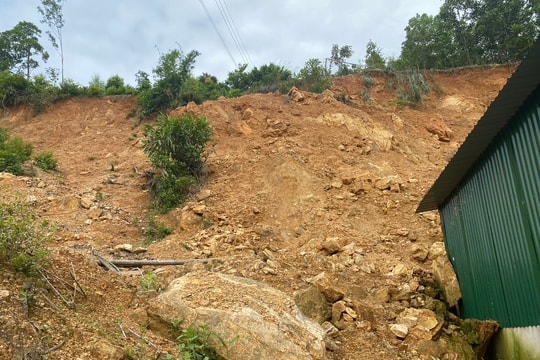 Nguy cơ mất an toàn từ những điểm sạt lở núi vào mùa mưa lũ