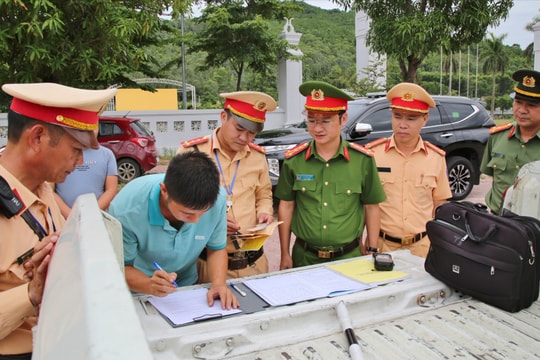 Tổng kiểm soát xe ô tô kinh doanh vận tải hành khách và xe ô tô vận tải hàng hóa bằng container trên địa bàn tỉnh Nghệ An