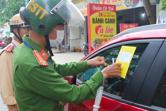 Công an TP. Vinh lập biên bản và xử lý hơn 700 trường hợp vi phạm dừng, đỗ phương tiện sai quy định