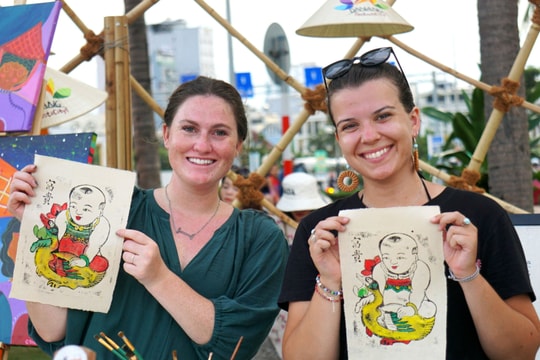 Du khách quốc tế thích thú làm tranh Đông Hồ, thưởng thức đặc sản Việt Nam