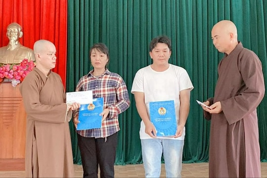 Chùa An Thái, Yên Thái (Quỳnh Lưu) trao hỗ trợ cho ngư dân bị cháy tàu cá 