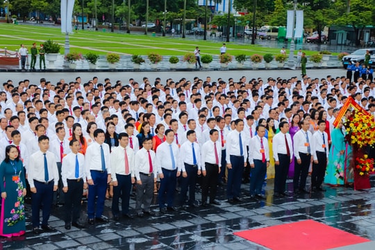 Lãnh đạo tỉnh và hơn 1.000 cán bộ chủ chốt cấp xã dâng hoa tưởng niệm Chủ tịch Hồ Chí Minh