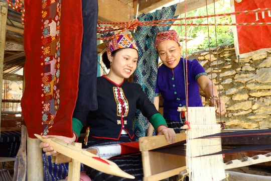 Chị em bản Na mặn mà giữ nghề dệt thổ cẩm