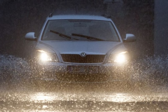 Để ô tô ngoài trời mưa có sao không?