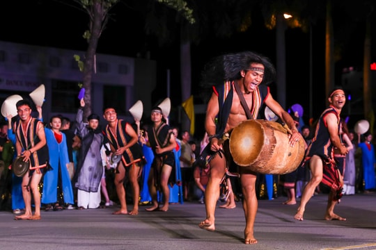 Tưng bừng lễ hội đường phố 'Lung linh miền di sản' ở thành Vinh