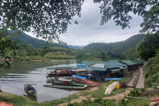 Cần sớm xử lý tình trạng lộn xộn ở điểm du lịch Phà Lài (Con Cuông) 