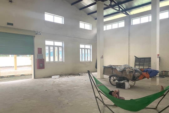 Chợ được đầu tư xây dựng cả chục tỷ nay thành nơi phơi quần áo, nghỉ trưa của người lao động