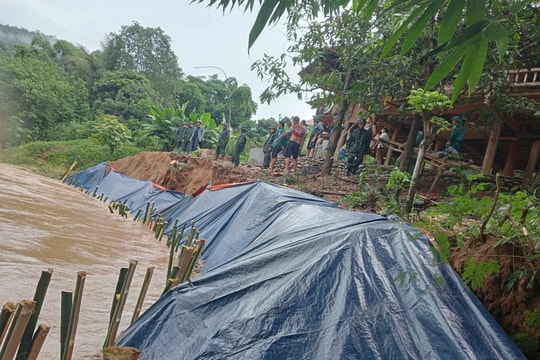 Sạt lở bờ sông ở xã biên giới Kỳ Sơn, đe doạ sập nhà dân