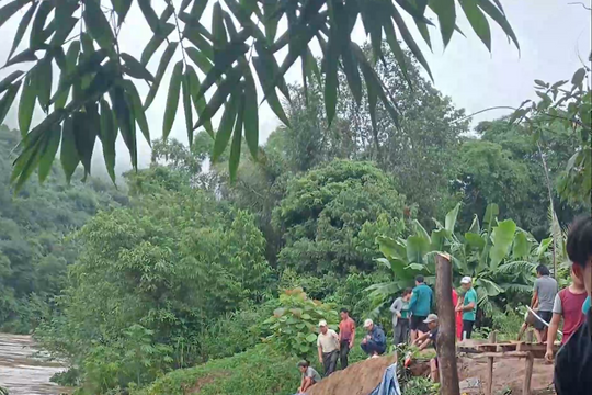 Khẩn trương gia cố bờ sông bị sạt, cứu nhà dân