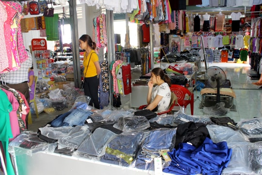 Chợ truyền thống ảm đạm, nhiều ki ốt treo biển chuyển nhượng