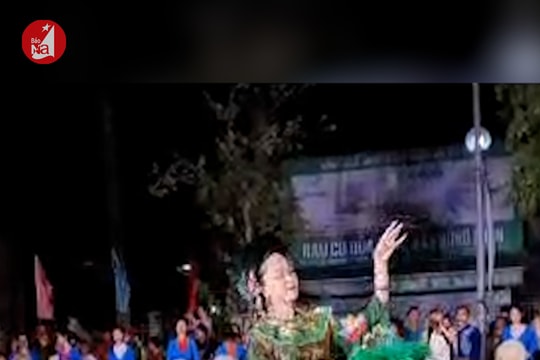 Xem diễn xướng chầu văn trên phố đi bộ ở Nghệ An