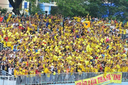 Khi 'cầu thủ thứ 12' lục tục rời sân sớm 