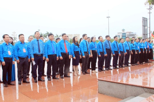 Đoàn đại biểu Đại hội Công đoàn tỉnh Nghệ An nhiệm kỳ 2023 - 2028 dâng hoa tưởng niệm Chủ tịch Hồ Chí Minh