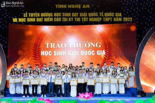 Chi tiết nội dung khen thưởng tại Lễ tuyên dương học sinh giỏi, học sinh đạt điểm cao của tỉnh Nghệ An năm 2023