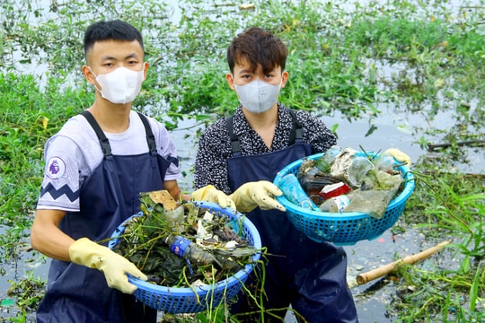 Nhóm bạn trẻ lội bùn gom rác tại hồ điều hòa Vinh