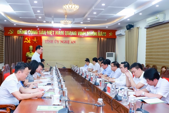 Đoàn khảo sát tổng kết 10 năm thực hiện Quyết định 218-QĐ/TW của Bộ Chính trị làm việc với Thường trực Tỉnh ủy Nghệ An