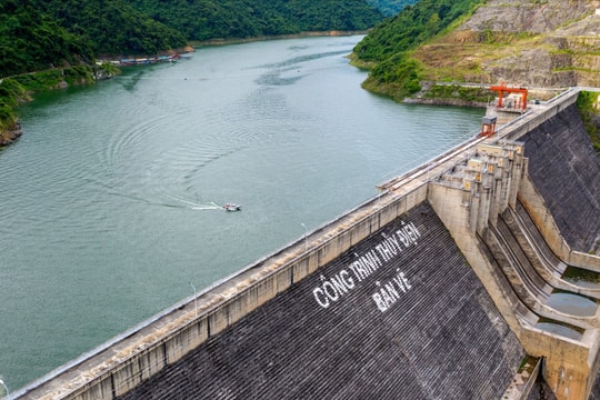 Hồ thủy điện Bản Vẽ tiếp tục tích nước, cắt giảm lũ cho hạ du