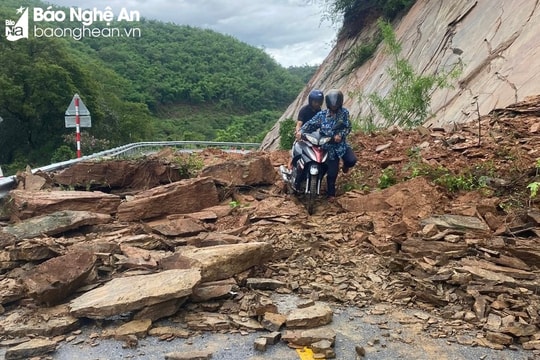 Các điểm sạt lở tại huyện Kỳ Sơn vẫn chưa thông xe 