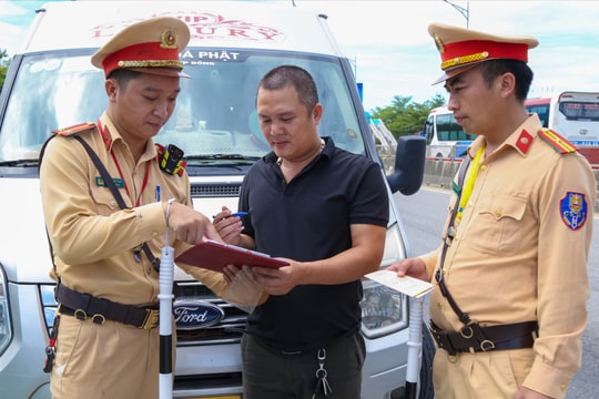 Công an TP Vinh tổng kiểm soát xe ô tô kinh doanh vận tải khách và xe ô tô vận tải hàng hóa bằng container