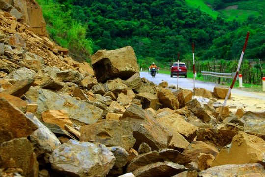 Hàng chục điểm sạt lở nguy hiểm trên tuyến đường biên giới Kỳ Sơn