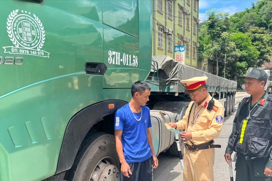 30 xe ô tô đầu kéo chở quặng vi phạm ATGT trên Quốc lộ 7