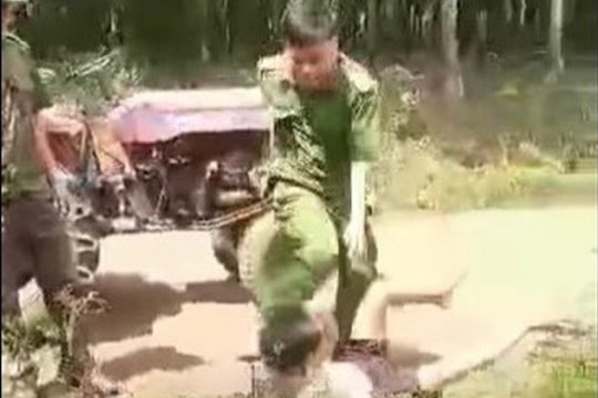 Tạm đình chỉ công tác trưởng công an xã đánh dân