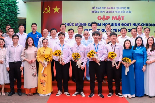 Bí thư Tỉnh ủy Nghệ An chúc mừng 4 học sinh Trường THPT chuyên Phan Bội Châu đạt Huy chương Olympic quốc tế
