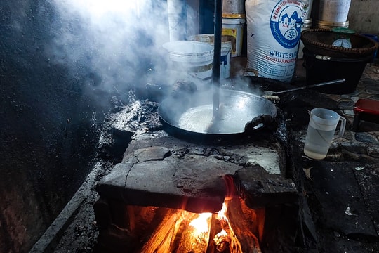  Làm kẹo lạc tại làng nghề 300 năm tuổi ở xứ Lường