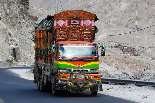 Bí ẩn những chiếc xe tải trang trí sặc sỡ ở Pakistan