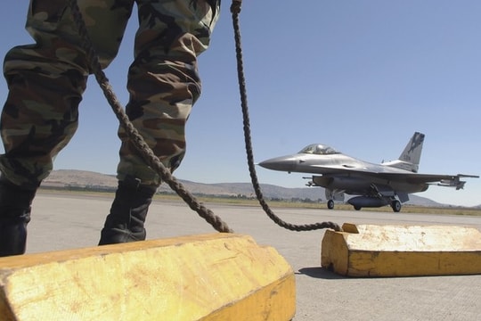 Lính Ukraine không thể bay F-16 cho đến mùa hè năm 2024