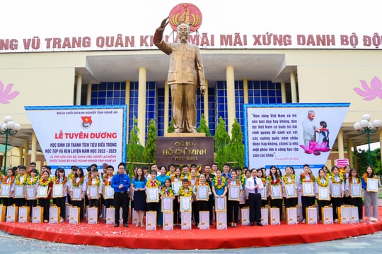 Đoàn Khối doanh nghiệp tỉnh Nghệ An tuyên dương 82 học sinh có thành tích xuất sắc