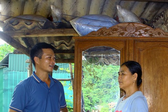 Trưởng bản ở xã Tà Cạ (Kỳ Sơn) khuyến cáo bà con sẵn sàng di dời phòng sạt lở 