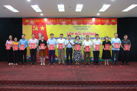 Bế giảng Lớp Bồi dưỡng nghiệp vụ công tác văn phòng cấp ủy