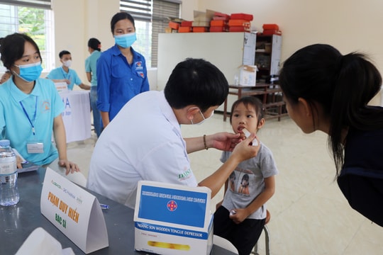 Khám, tư vấn và cấp thuốc cho hơn 1.000 người ở Quỳnh Lưu