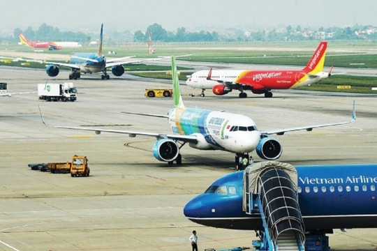 Ghế trống còn nhiều nhưng giá vé máy bay dịp 2/9 vẫn cao ngất; Giá xăng xu hướng đi lên