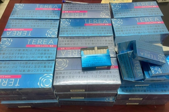 Cảnh sát giao thông kiểm tra xe khách, phát hiện 360 bao thuốc lá không có hóa đơn chứng từ