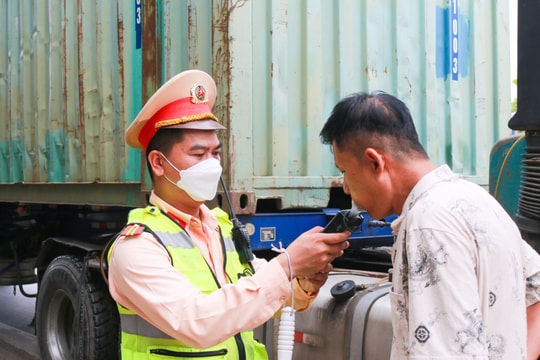 Ngày đầu kiểm soát, xử lý xe ô tô vận tải hành khách, xe ô tô vận tải hàng hóa bằng container trên Quốc lộ 1A, phát hiện hơn 20 trường hợp vi phạm 