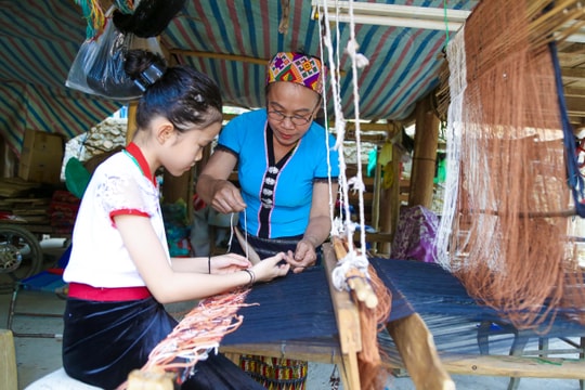 'Truyền lửa' nghề dệt thổ cẩm ở bản người Thái Nghệ An
