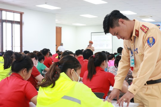 Ban An toàn giao thông tỉnh tổ chức Chương trình tuyên truyền 'Công nhân xây dựng Văn hóa giao thông an toàn'