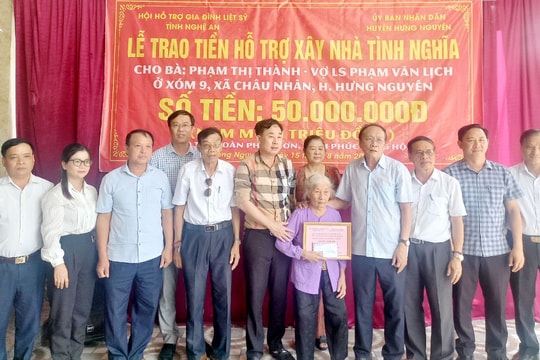 Trao 50 triệu đồng hỗ trợ xây dựng nhà tình nghĩa ở huyện Hưng Nguyên